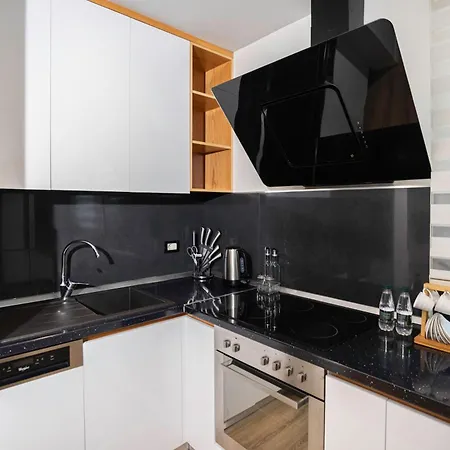 Drive Rooms&apartments 4* טיראנה